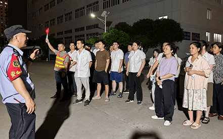 劉潭服裝開展夜間宿舍樓應(yīng)急逃生演練：筑牢消防安全防線