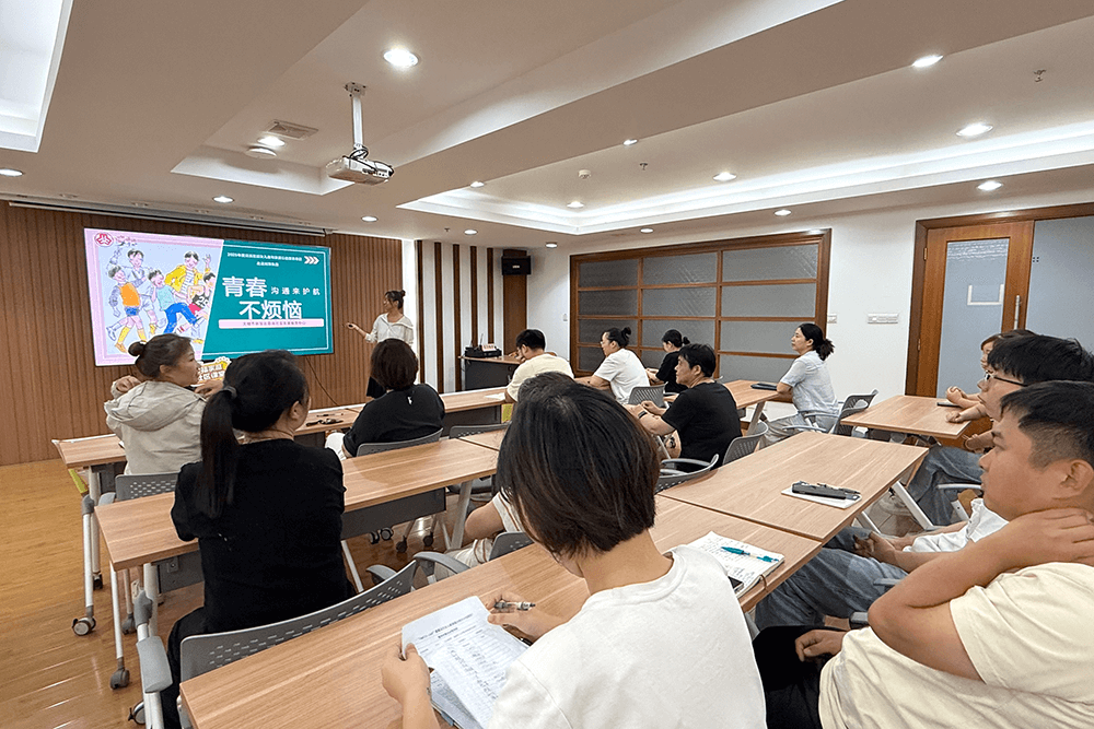 區(qū)婦聯(lián)走進劉潭服裝，共話家庭教育新篇