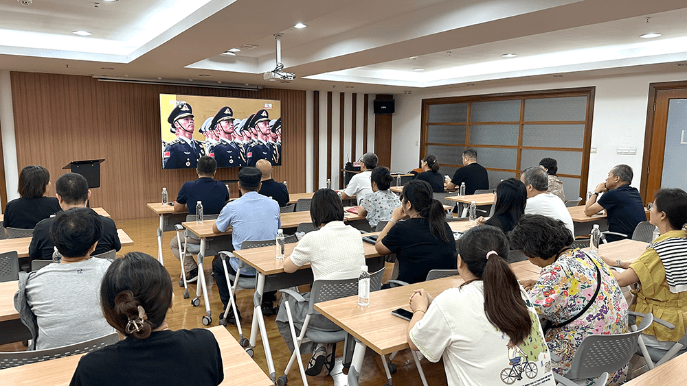 銘記歷史 共沐榮光——劉潭服裝黨支部組織觀看“9·3”勝利日大閱兵